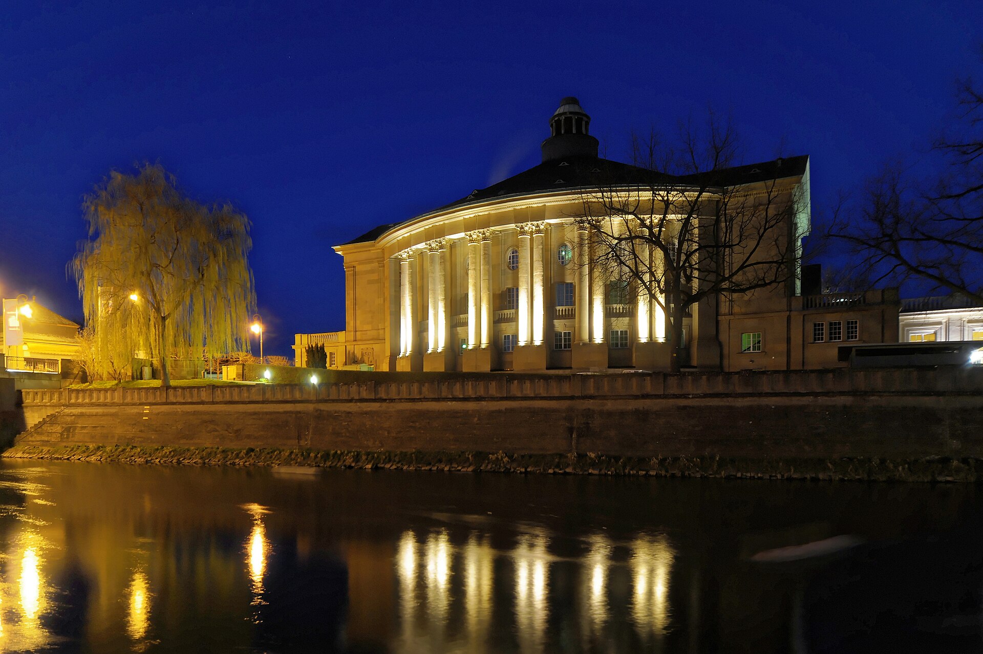 Regentenbau in Bad Kissingen bei Nacht, Blick über die Fränkische Saale