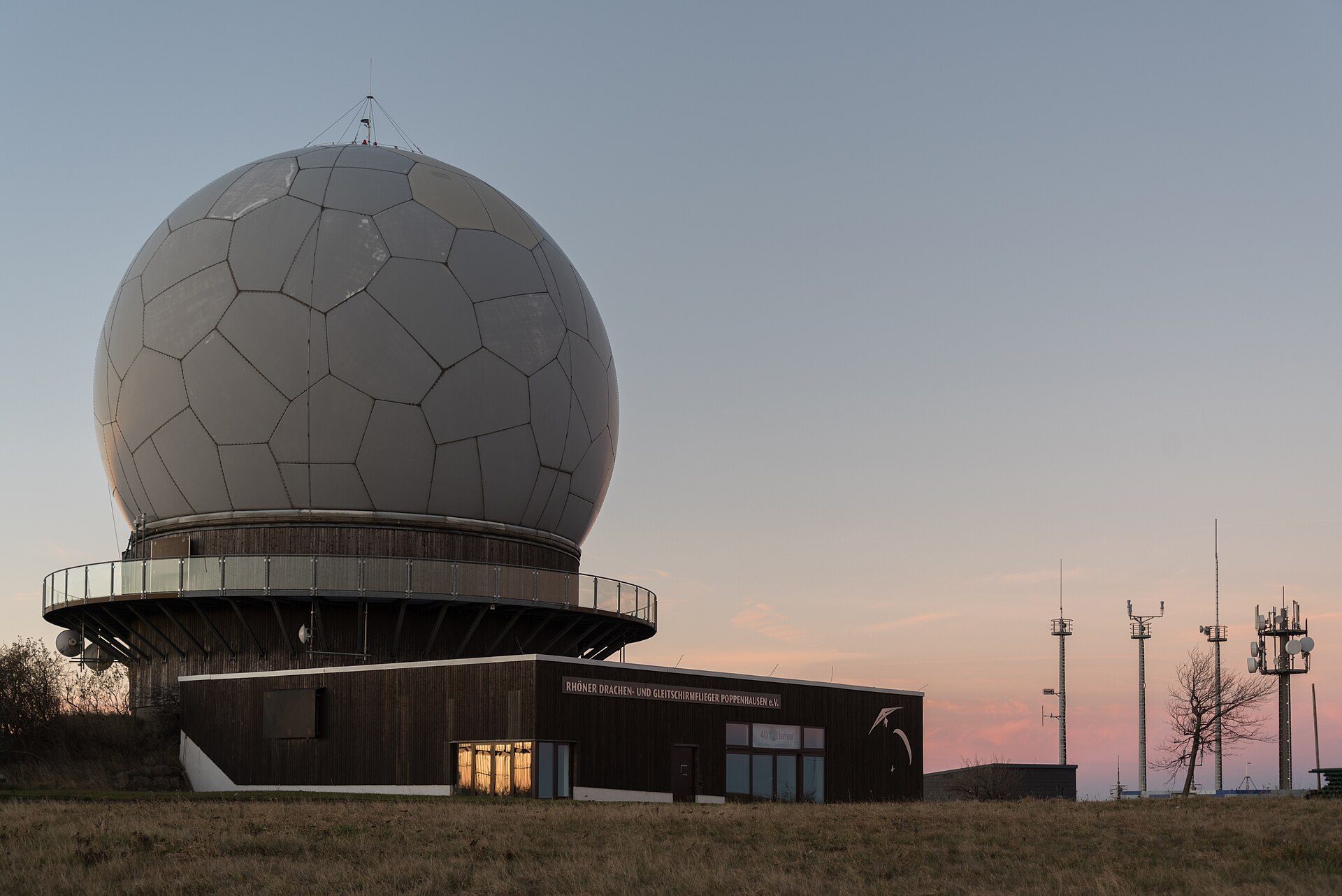 Radom auf der Wasserkuppe bei Sonnenuntergang